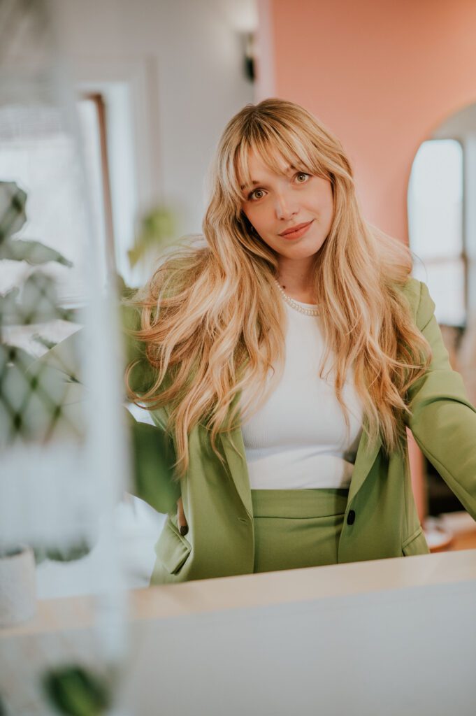 portrait d,une femme en veste verte debout