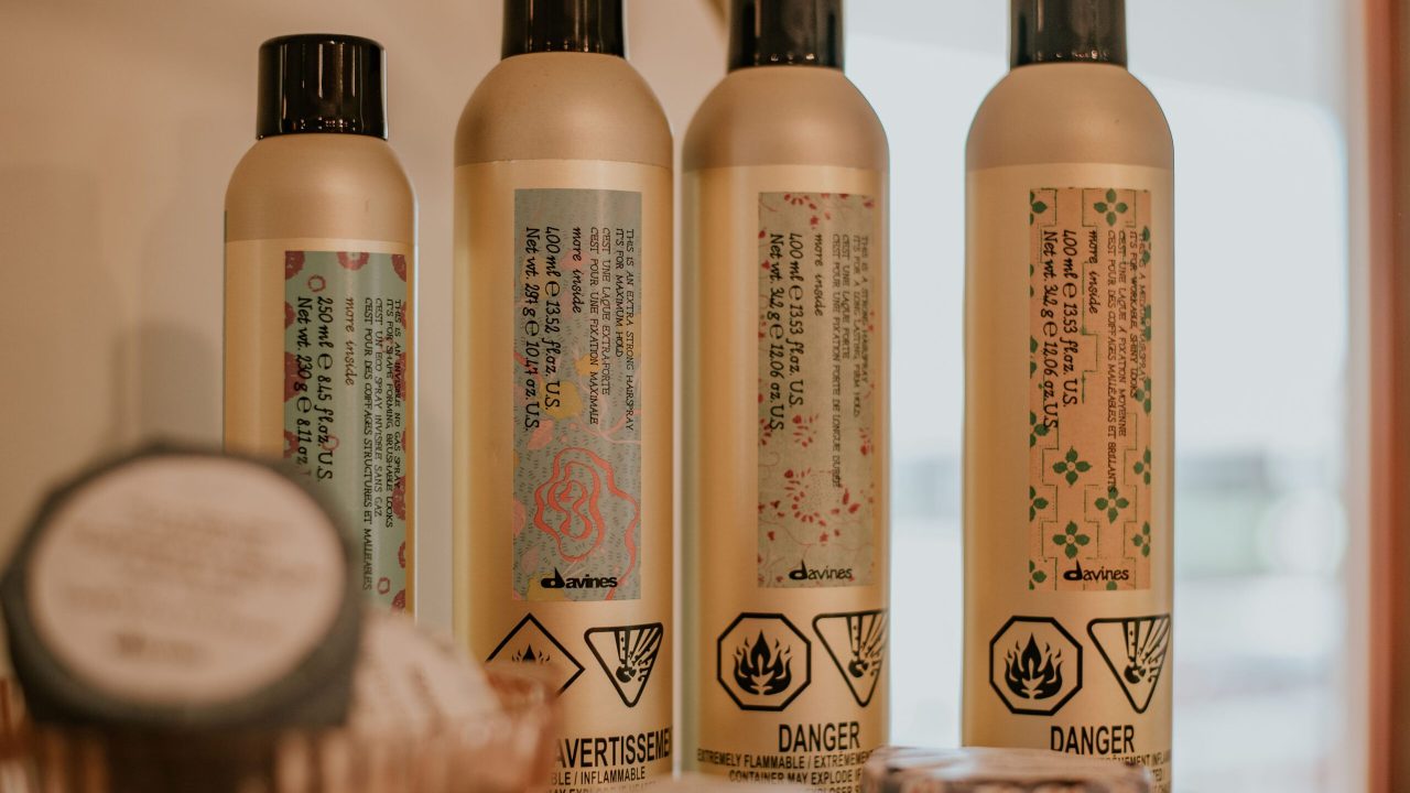 Produits de coiffure dorés